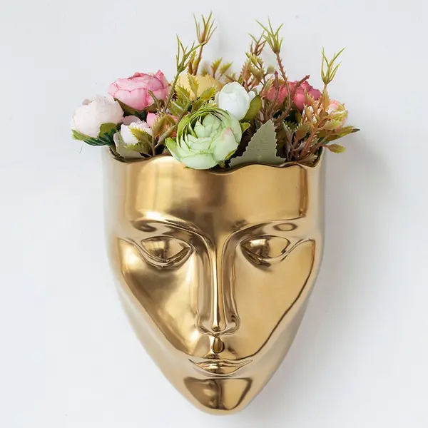 Vase doré suspendu en forme de visage